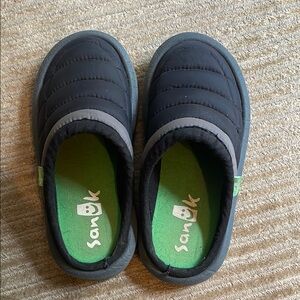 Sanuk Black and Green Slippers with Cushioned Comfort